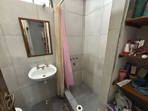 Amplio lote con monoambiente al fondo