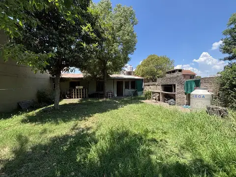Amplio lote con monoambiente al fondo