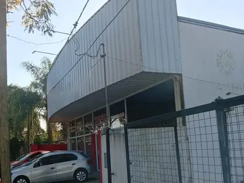 Salón comercial sobre Avenida principal