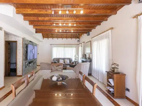 Casa en Venta con 3 cocheras