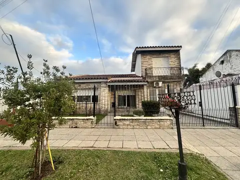 Casa 3 dormitorios con jardín y quincho