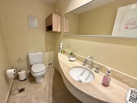 Departamento Piso en Venta de 4 Ambientes con Dos Cocheras en Bernal Centro