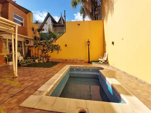 Casa 8 Ambientes con Pileta y Garage -Consultar Valor