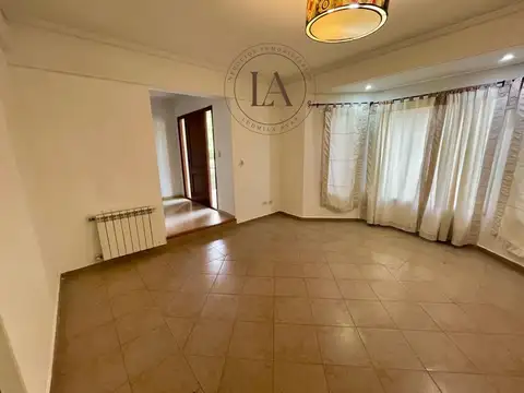 Casa en Alquiler con 3 cocheras