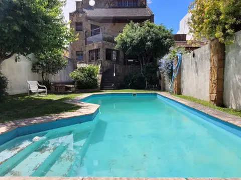 CASA DE 7 AMBIENTES. GARAGE. JARDIN CON PISCINA, QUINCHO Y PARRILLA 
