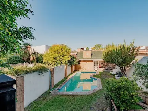CASA DE 7 AMBIENTES. GARAGE. JARDIN CON PISCINA, QUINCHO Y PARRILLA 