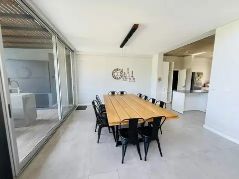 Casa 5 ambientes con 3 baños