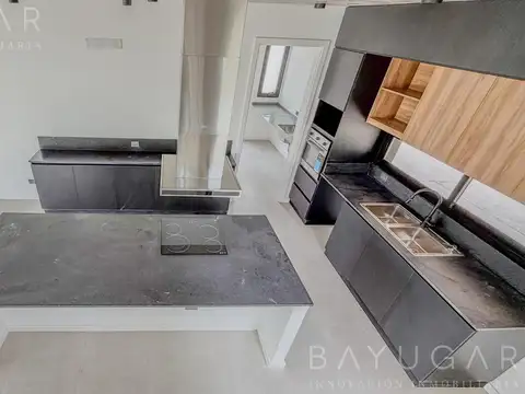 Casa 7 ambientes con 5 baños