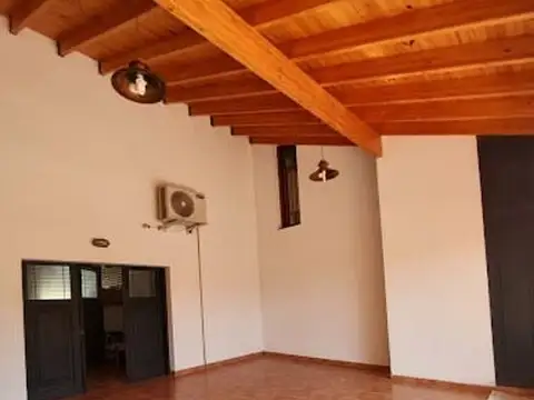 Casa 7 ambientes con 2 baños