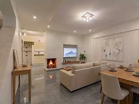 Venta PH al Frente de 4 Ambientes con Garaje, Doble Patio y Terraza - Santos Lugares