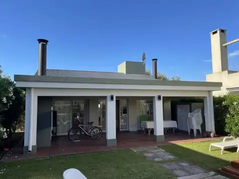 Venta de vivienda en excelente estado , ubicada en barrio Golf Chascomus Country Club