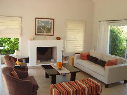 Casa en Alquiler con 1 cochera