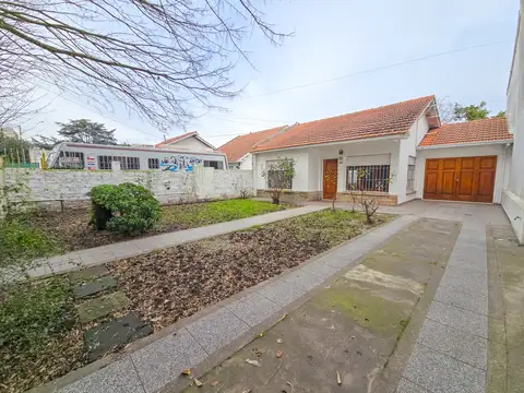 Chalet 3 amb. con garage, patio y quincho - Gaboto y Santa Cecilia