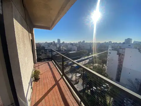 Hermoso dpto 2 amb con balcon al frente. Piso ALTO. Muy luminoso.