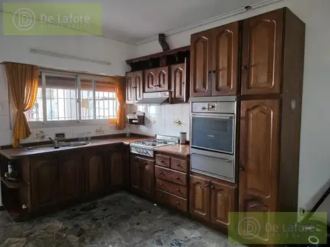 ALQUILER - Casa de 4 ambientes en Beccar, con cochera, patio con parrilla y una gran cocina comedor
