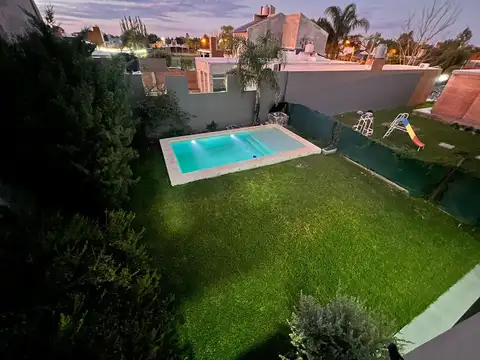 Casa en Venta con 2 cocheras