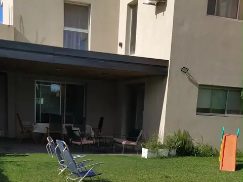 Casa 6 ambientes con 2 baños