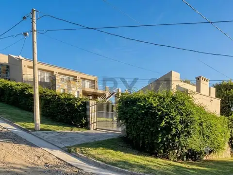 Exclusiva casa en venta en Río Ceballos. Diseño, amplitud y una vista privilegiada a las sierras.