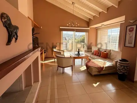 Exclusiva casa en venta en Río Ceballos. Diseño, amplitud y una vista privilegiada a las sierras.