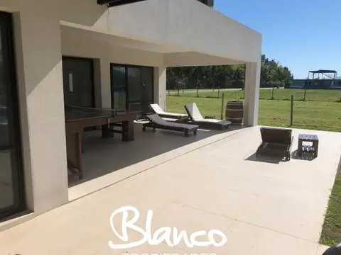 Casa en Venta con 6 cocheras