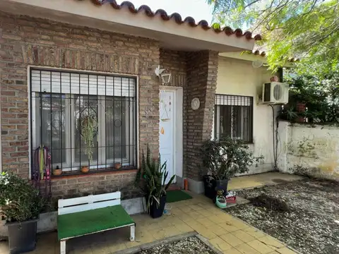 VENTA CASA 2 dormitorios + cochera descubierta