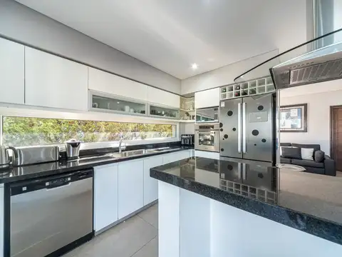 Casa en Venta con 3 cocheras