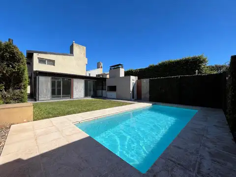 VENTA- Casa 3 dormitorios con quincho, piscina y parque en Alvear.