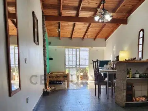 Venta PH 2 ambientes C/ cochera y pequeño galpón - Lanús Oeste.