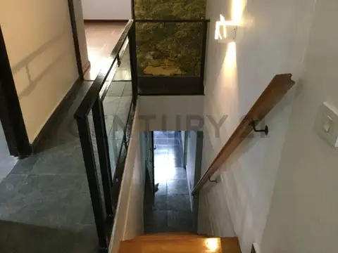 Venta PH 2 ambientes C/ cochera y pequeño galpón - Lanús Oeste.