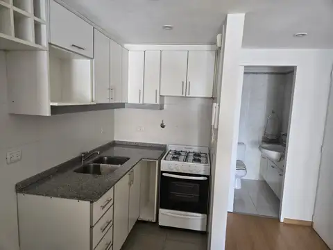 Amplio Monoambiente con Balcón, sin muebles, Excelente Ubicación Sum Parrilla