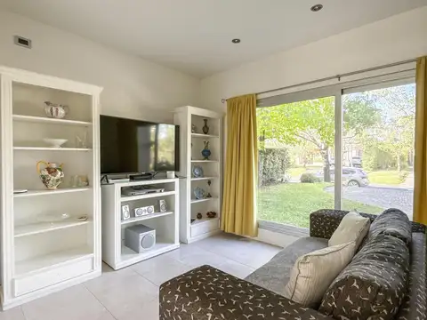 Casa 6 ambientes con 2 baños