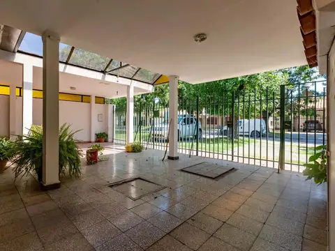 Casa 8 ambientes con 3 baños