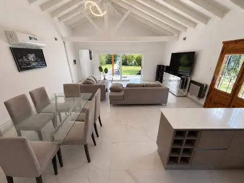 Casa 4 ambientes con 2 baños