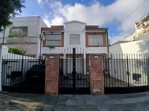 Triplex en venta 4 ambientes, cochera, piscina climatizada, play room, 2 baños. Villa Real