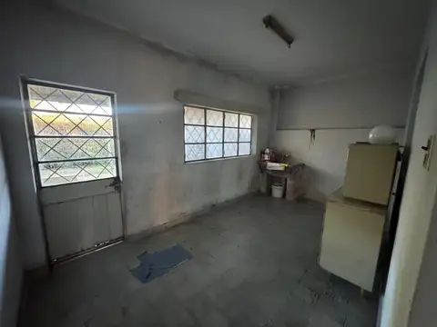 Casa con gran parque y pileta sobre calle 24