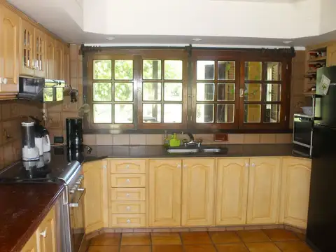 Casa 8 ambientes con 6 baños