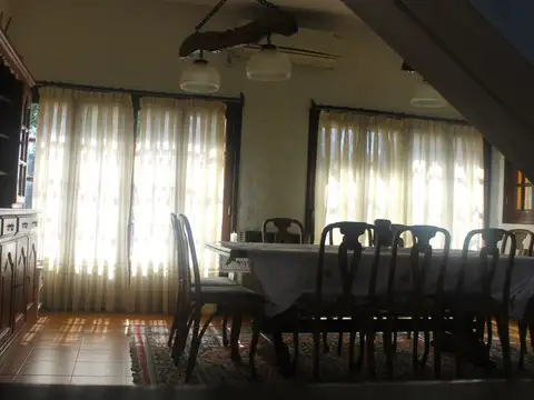 Casa en Alquiler con 4 cocheras