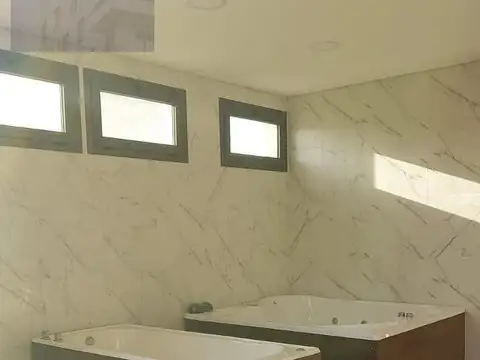Chacra de categoría en Pilar | 12,5 ha – Laguna, 1.700 m², 10 dormitorios, tenis y caballerizas