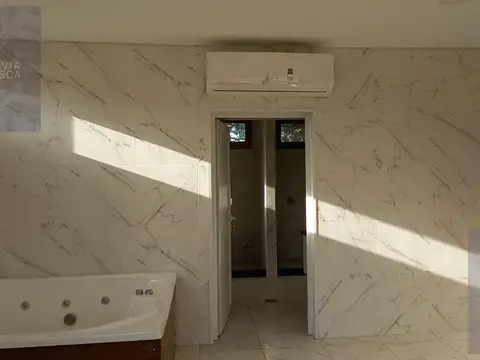 Chacra de categoría en Pilar | 12,5 ha – Laguna, 1.700 m², 10 dormitorios, tenis y caballerizas