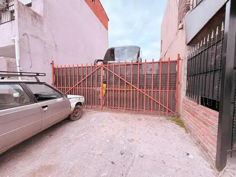 VENTA CASA EN ISIDRO CASANOVA CON AMPLIO TERRENO