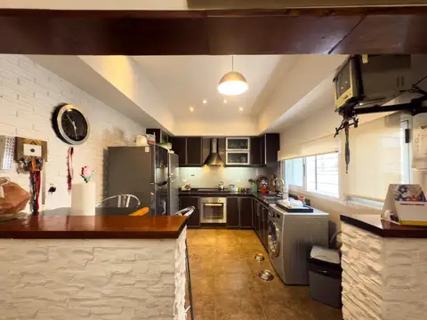 Casa en lote propio - 2 plantas - Terraza, cochera y quincho