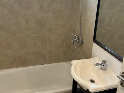 Hermoso contrafrente con balcón, baulera y cochera