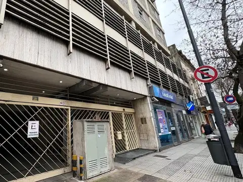 COCHERA FIJA CUBIERTA EN VENTA – EXCELENTE UBICACIÓN