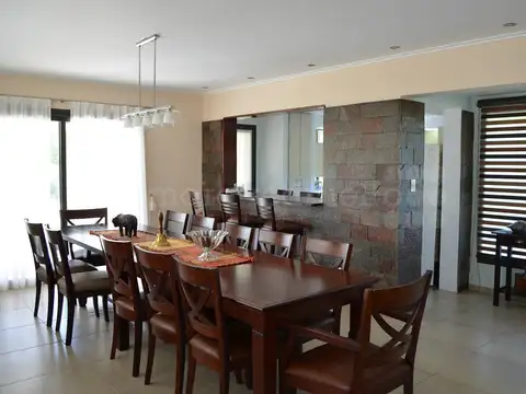 Casa 6 ambientes con 5 baños