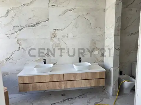 Casa 6 ambientes con 5 baños