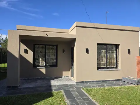 Casa en alquiler en Villa Luzuriaga / 4 amb.