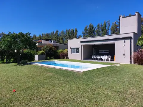 CASA EN VENTA 2 DORMITORIOS PILETA QUINCHO COCHERA