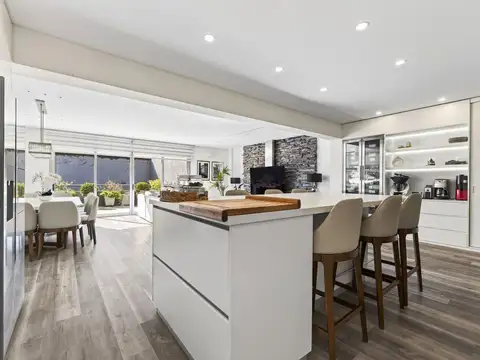 Casa en Venta con 4 cocheras
