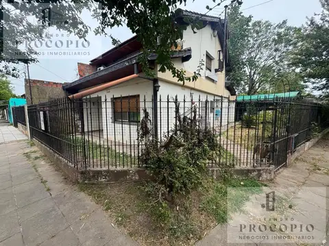 Casa 4 ambientes en dos plantas  en venta en Francisco Alvarez
