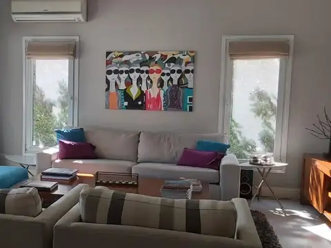 Casa en Alquiler con 2 cocheras